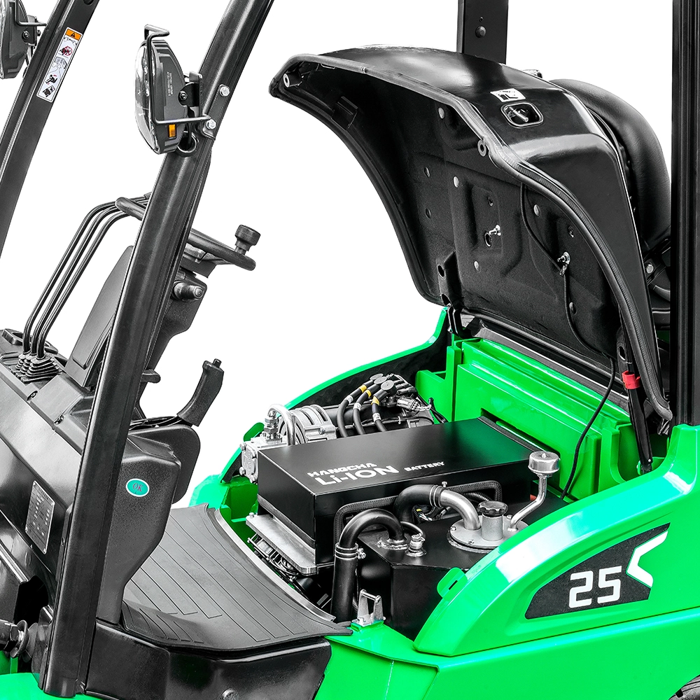 Güçlü ve uzun ömürlü Lityum Forklift modelinin açık motor kompartımanı ve lityum iyon batarya detayları.